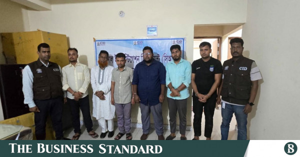 প্রক্সি পরীক্ষার্থী জালিয়াতির অভিযোগে ৩ সরকারি কর্মচারী গ্রেপ্তার