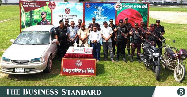 দিনাজপুরে ৩৮.৫৭ কোটি টাকার সাপের বিষসহ আটক ৪