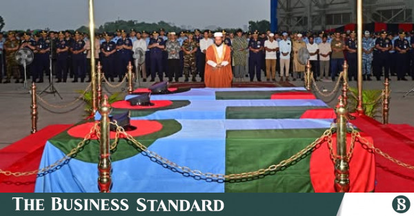 বিমানবন্দর এলাকায় দুর্ঘটনায় নিহত তিন বিমানসেনাকে শেষ বিদায়
