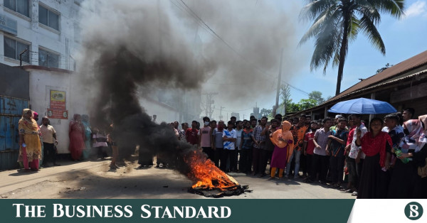 গাজীপুরে দুই মাসের বকেয়া বেতনের দাবিতে পোশাক শ্রমিকদের সড়ক অবরোধ
