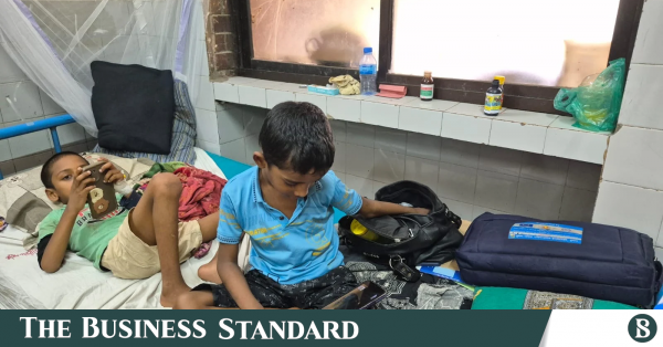 শহীদ সোহরাওয়ার্দী হাসপাতালে ডেঙ্গু রোগীর চাপ: এক বিছানায় তিন শিশু