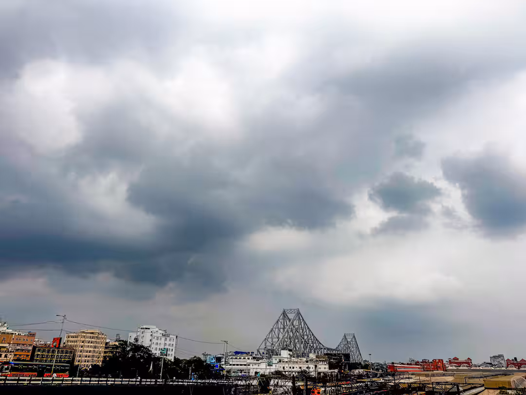 পশ্চিমবঙ্গের একাধিক জেলায় ভারী বৃষ্টির পূর্বাভাস, জারি হলুদ সতর্কতা