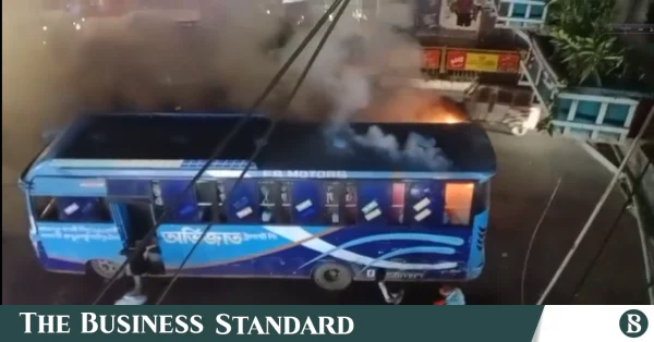 মিরপুরে চলন্ত যাত্রীবাহী বাসে অগ্নিকাণ্ড