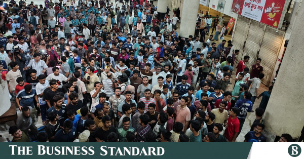 রাজশাহী রেলওয়ে স্টেশনে শিক্ষার্থীকে মারধরের জেরে বিক্ষোভ ও অগ্নিসংযোগ