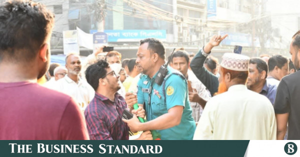 ইসলামী ব্যাংকের বাইরে দুই পক্ষের সংঘর্ষে ৫৫ জন আহত