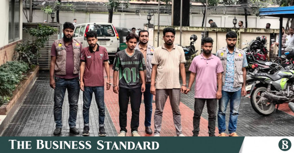 যাত্রাবাড়ী থানার সামনে ককটেল বিস্ফোরণ: গ্রেপ্তার ৪