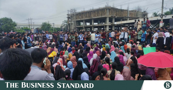 অপ্রতিম হত্যার বিচারের দাবিতে কুমিল্লা বিশ্ববিদ্যালয়ের শিক্ষার্থীদের সড়ক অবরোধ