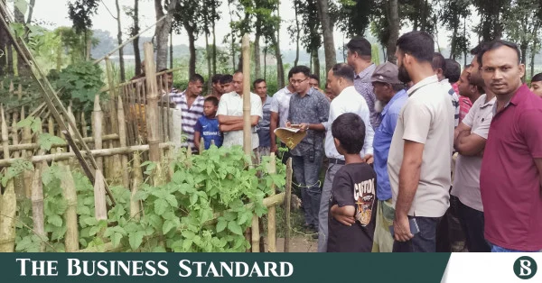 পাঁচ মাস পর নিহত পীরের মরদেহ উত্তোলন, পুলিশের পাহারায় পুনরায় দাফন