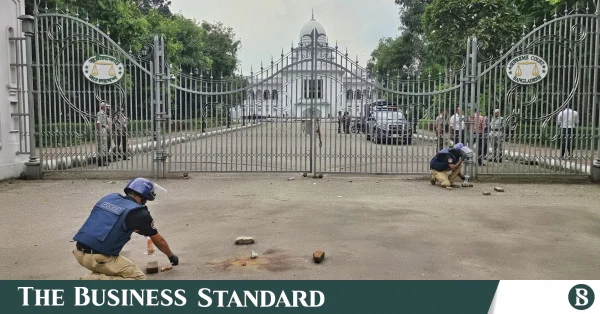 সুপ্রিম কোর্টের বাইরে ককটেল বিস্ফোরণ