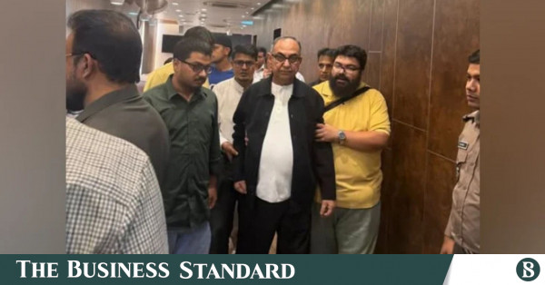 প্রায় পাঁচ মাস বিদেশে চিকিৎসার পর দেশে ফিরলেন মির্জা আব্বাস