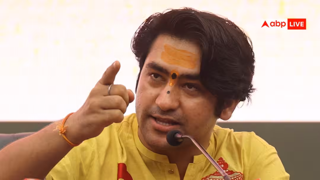 দুর্গাপূজায় আমিষ খাবার নিয়ে বাঙালিকে কটাক্ষ, বাগেশ্বর বাবার বিরুদ্ধে থানায় অভিযোগ