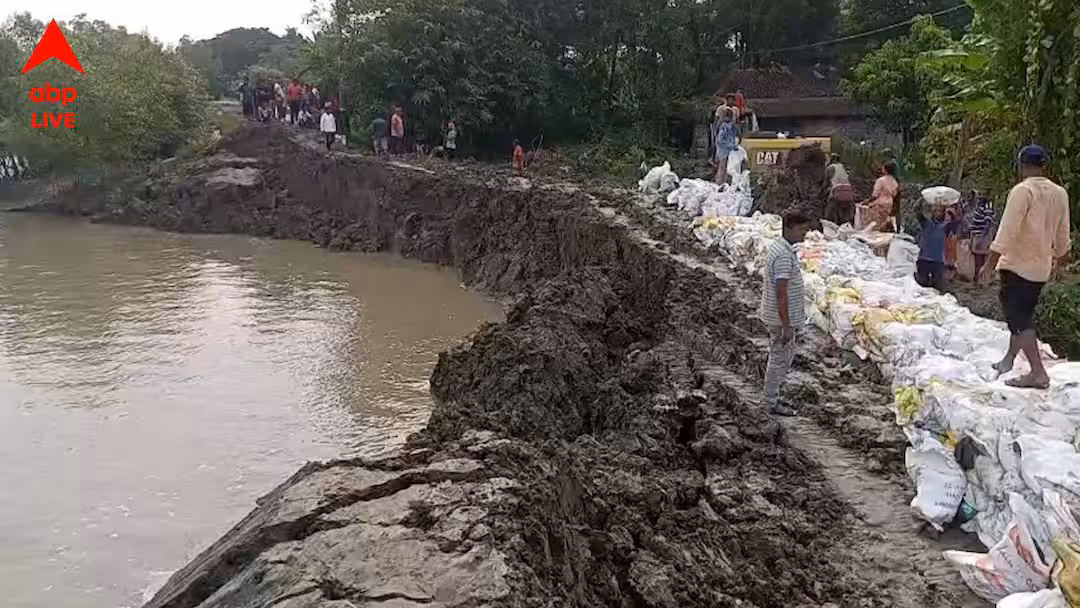 গোসবায় নদীগর্ভে বাঁধের একাংশ, ভরা কোটালে প্লাবনের আশঙ্কায় আতঙ্কিত এলাকাবাসী
