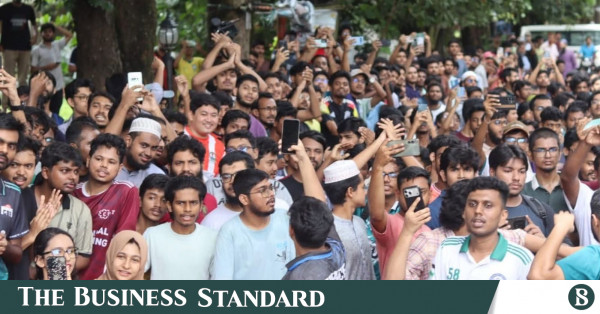 চুয়েট উপাচার্যের পুনর্বহালের দাবিতে শিক্ষক ও শিক্ষার্থীদের বিক্ষোভ