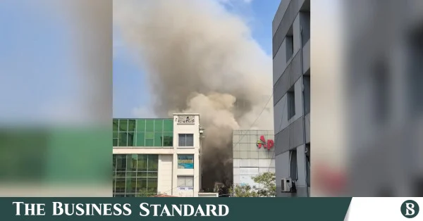 ধানমন্ডিতে এপেক্স শোরুমের ভবনে অগ্নিকাণ্ড
