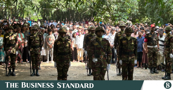 চট্টগ্রামে প্রশিক্ষণকালীন দুর্ঘটনায় নিহত সেনা সদস্যকে মায়ের কবরের পাশে দাফন