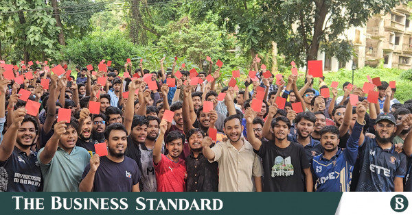 নতুন উপাচার্যকে 'লাল কার্ড' দেখিয়ে বয়কটের ঘোষণা কুয়েট শিক্ষার্থীদের