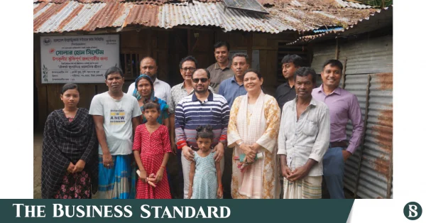 খুলনায় ১০টি অসহায় পরিবারকে সোলার হোম সিস্টেম প্রদান করল বিআইএফএফএল