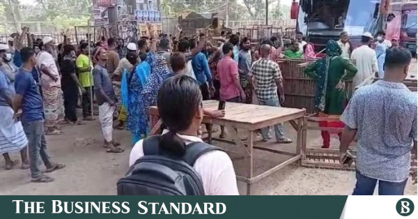 আশুলিয়ায় হকার ও আনসার সদস্যদের মধ্যে সংঘর্ষ, সড়ক অবরোধ