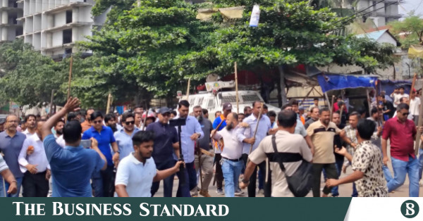 মিরপুরে উচ্ছেদ অভিযানে হকার-পুলিশ সংঘর্ষ, সিটি কর্পোরেশনের ৩ গাড়ি অগ্নিসংযোগ