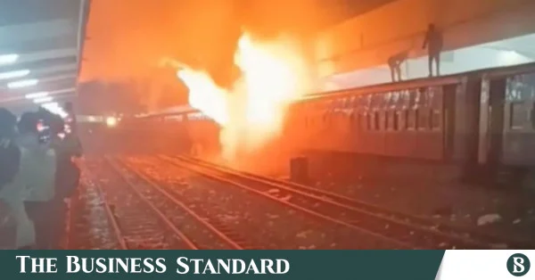কমলাপুর রেলওয়ে স্টেশনে হাওর এক্সপ্রেসের বগিতে আগুন