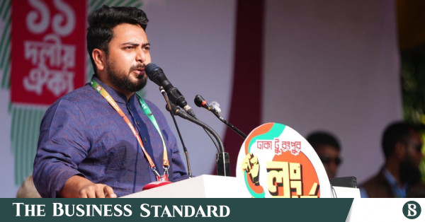 হেলিকপ্টারে পালিয়ে যাবেন নাকি সম্মানের সাথে পদত্যাগ করবেন, তারেককে সিদ্ধান্ত নিতে হবে: নাহিদ