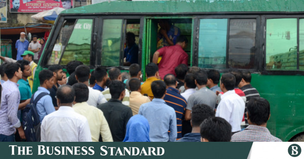 চট্টগ্রামে গণপরিবহন সংকট ও রুট লঙ্ঘনে ভোগান্তিতে যাত্রীরা