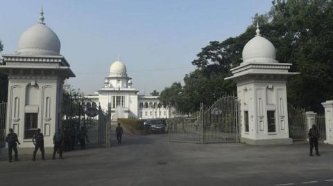 বার সভাপতির বক্তব্যের জেরে এজলাস ছাড়লেন প্রধান বিচারপতি