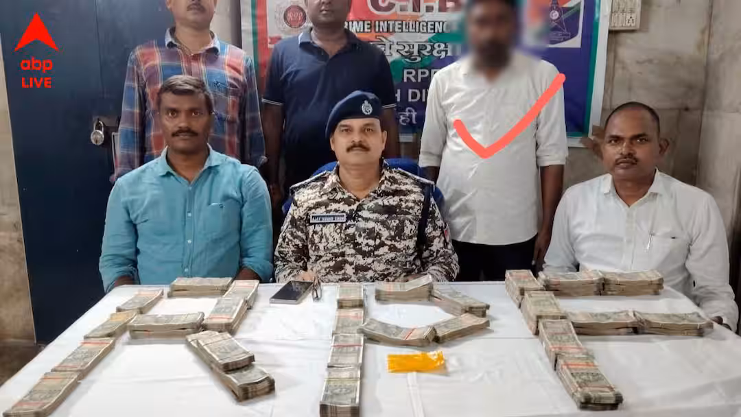 হাওড়া স্টেশনে বন্দে ভারত এক্সপ্রেস থেকে ২১ লক্ষ টাকা ও সোনাসহ আটক ১