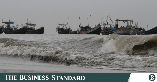 উত্তাল সমুদ্রে ট্রলারডুবি, ৯ জেলে উদ্ধার