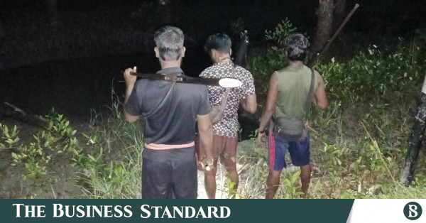 র‍্যাবের কাছে সুন্দরবনের ৫২ জলদস্যুর আত্মসমর্পণ