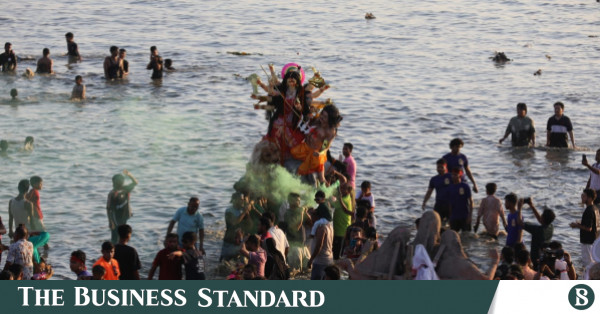 উৎসবমুখর পরিবেশে প্রতিমা বিসর্জনের মধ্য দিয়ে শেষ হলো দুর্গাপূজা