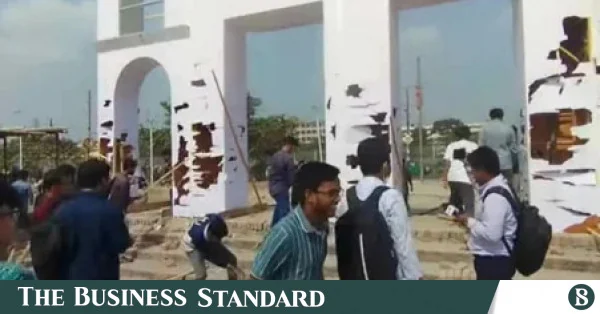 সচিবালয় স্থানান্তরের পরিকল্পনার প্রতিবাদে শেরেবাংলা কৃষি বিশ্ববিদ্যালয়ের শিক্ষার্থীদের সড়ক অবরোধ