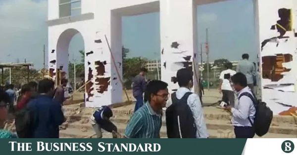 শেরেবাংলা নগরে সচিবালয় স্থানান্তরের পরিকল্পনায় এসএইউ শিক্ষার্থীদের বিক্ষোভ ও ভাঙচুর
