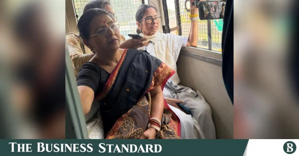 ভারতের নির্বাচন কমিশনারের পদত্যাগের দাবিতে বিক্ষোভে মমতা বন্দ্যোপাধ্যায় আটক