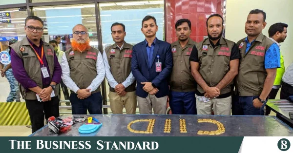 ঢাকা বিমানবন্দরে দুই ক্রুর জুতা থেকে ১৬ কোটি ২৫ লাখ টাকার স্বর্ণ উদ্ধার