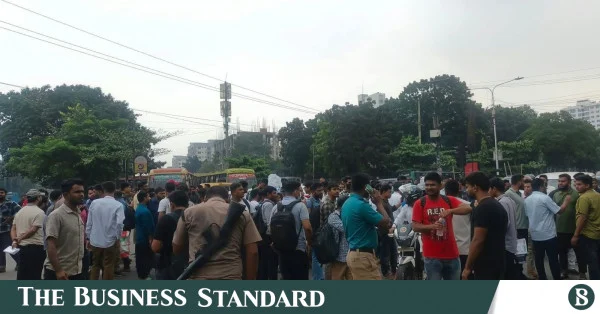 প্রশ্নফাঁসের অভিযোগে যুব উন্নয়ন অধিদপ্তরের নিয়োগ পরীক্ষা স্থগিত, সড়ক অবরোধ