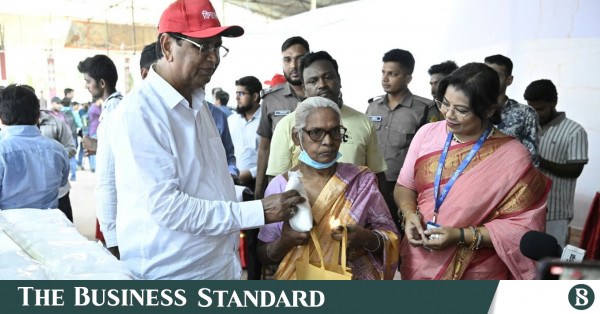 নিম্ন আয়ের মানুষের জন্য ডিএসসিসির পূজা বাজার: ৫০ পয়সায় চাল, ৫ টাকায় শাড়ি