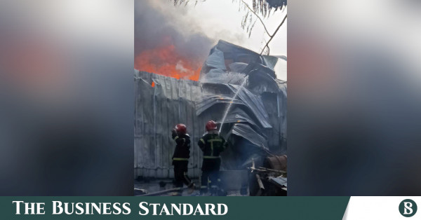 গাজীপুরে কারখানার গুদামে অগ্নিকাণ্ড, নিয়ন্ত্রণে কাজ করছে ৯ ইউনিট