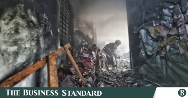 চকবাজারে অগ্নিনির্বাপণে বাধা: সরু রাস্তা ও পানির সংকট