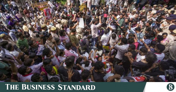 ভারতে প্রধান নির্বাচন কমিশনারের পদত্যাগের দাবিতে বিক্ষোভ, আটক ৭০০-এর বেশি