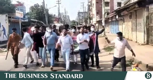 কুমিল্লায় নিষিদ্ধ ঘোষিত ছাত্রলীগকে সমর্থন জানিয়ে মিছিল, আটক ১৮
