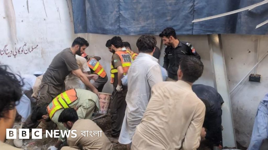 পেশোয়ারে স্কুলের ছাদ ধসে শিক্ষক ও শিক্ষার্থীসহ ১৯ জনের মৃত্যু