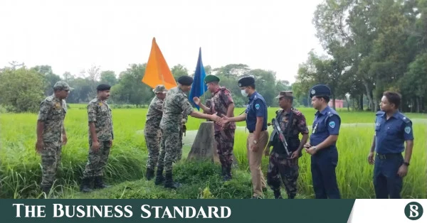 আটক দুই পুলিশ সদস্যকে বিজিবির কাছে হস্তান্তর করল বিএসএফ