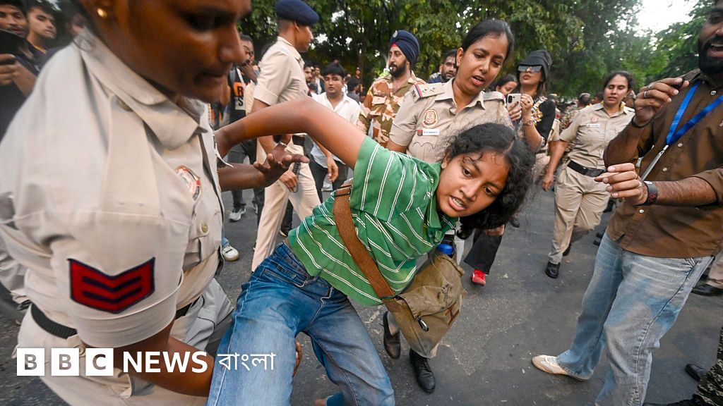 নির্বাচন কমিশনারের পদত্যাগের দাবিতে দিল্লি ও মুম্বাইতে বিক্ষোভ