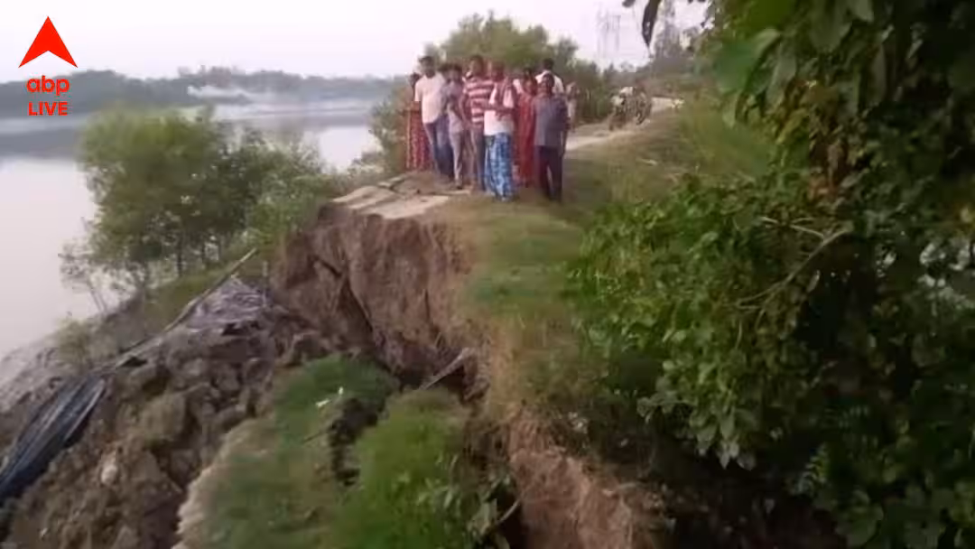 দুর্গাপূজার আগে গোসাবায় আতঙ্ক, নদীবাঁধে ১৫০ ফুট ধস