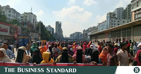 বেতন বৃদ্ধির দাবিতে উত্তরায় পোশাক শ্রমিকদের সড়ক অবরোধ