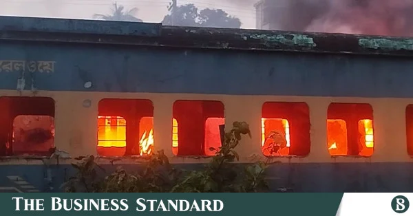 সদরঘাটে রেলওয়ের পরিত্যক্ত কোচে অগ্নিকাণ্ড
