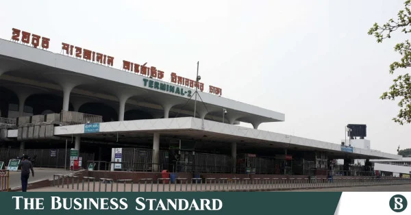 ঢাকা বিমানবন্দরে বেসামরিক বিমান পরিবহন প্রতিমন্ত্রীর আকস্মিক পরিদর্শন