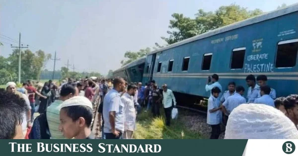 কুমিল্লায় কর্ণফুলী এক্সপ্রেসের তিনটি বগি লাইনচ্যুত, ট্রেন চলাচল বন্ধ