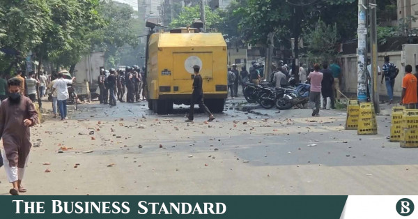 উত্তরায় পোশাক শ্রমিকদের বিক্ষোভে টিয়ার শেল ও সাউন্ড গ্রেনেড নিক্ষেপ